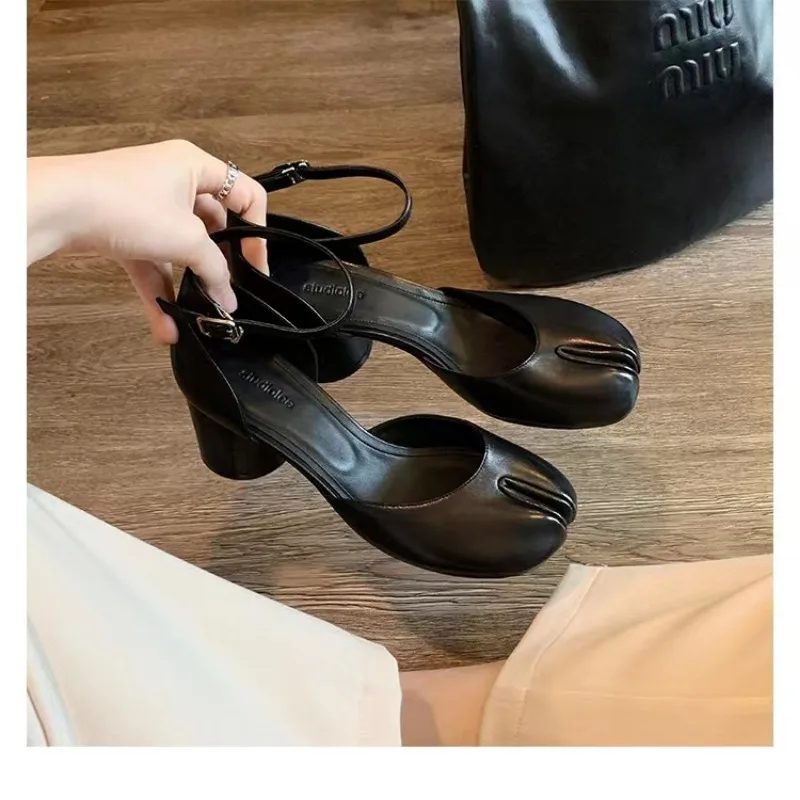 Fashion Tabi Ninja Women Shoes Split Toe Shallow Thick Heel Sandals Single Mid Heel Mary Janes Shoes Woman Female Pumps