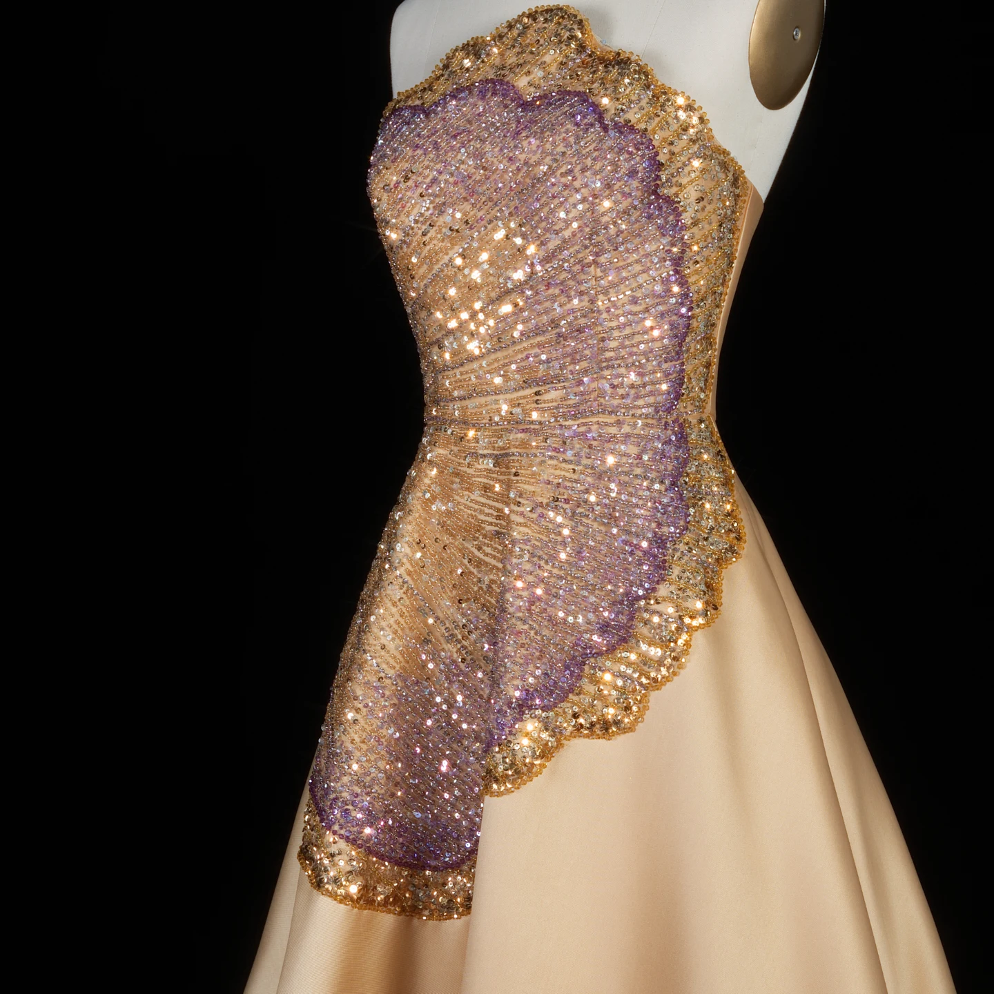 Sharon Said Dubai Luxuriöses Goldfarbenes Trägerloses A-Linien-Abendkleid mit Perlenbesetzten Handschuhen, Damen-Abendkleid SS377 Maßanfertigung – Detail 5