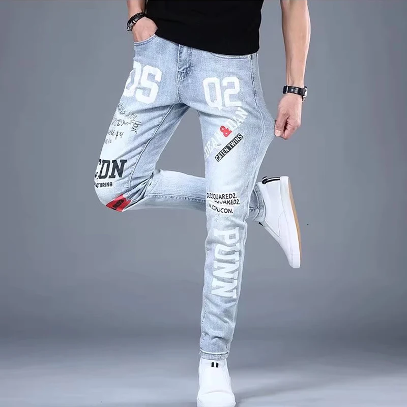 Moda Koreańskie Dżinsy Męskie Graffiti Nadrukowane Litery Spodnie Dżinsowe Męskie Streetwear Slim Fit Niebieskie Dżinsy Hip hop Małe Spodnie Stóp