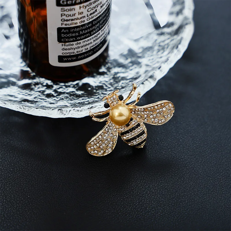 Niche Bee Pearl Brooch Anti-Exposure Pin Collar Safety Pin Animal Brooch Clothing Accessory Jewelry Birthday Gifts for Women Men