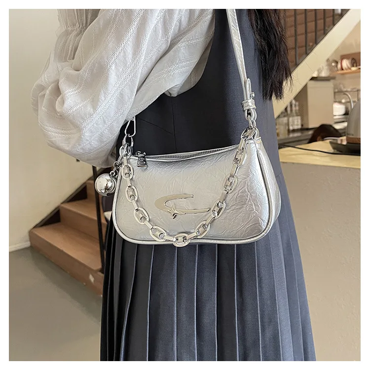 Schicke Strukturierte Casual Tragetasche mit Silberkettendetail Unterarmtasche Abnehmbarer Anhänger Trendige Mini-Schultertasche für Frauen Alltag – Detail 13