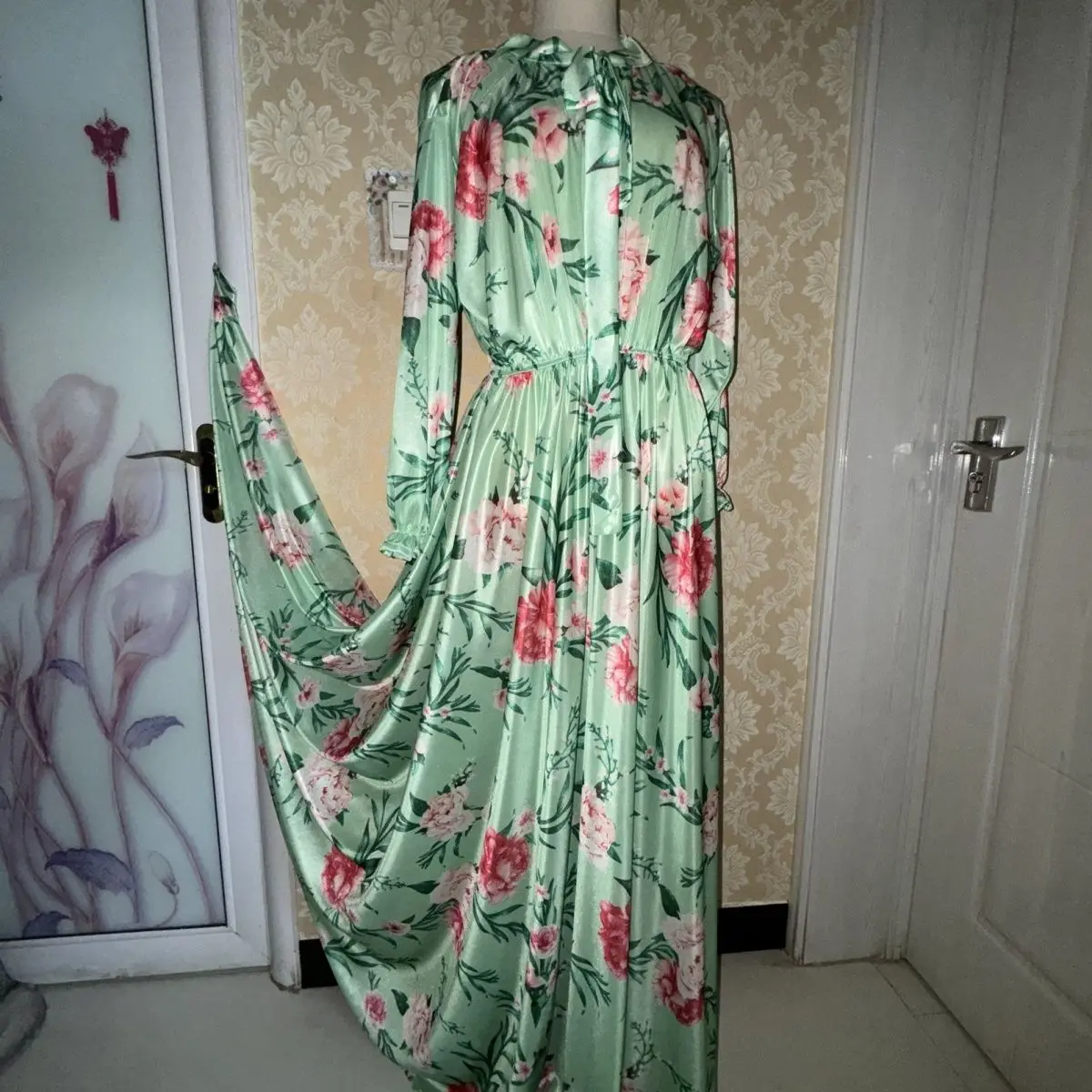 

Ледяной шелк с большим подолом, шелковистый галстук, шелковистое мягкое эластичное платье с длинными рукавами, пижама унисекс, длинное платье для верхней одежды