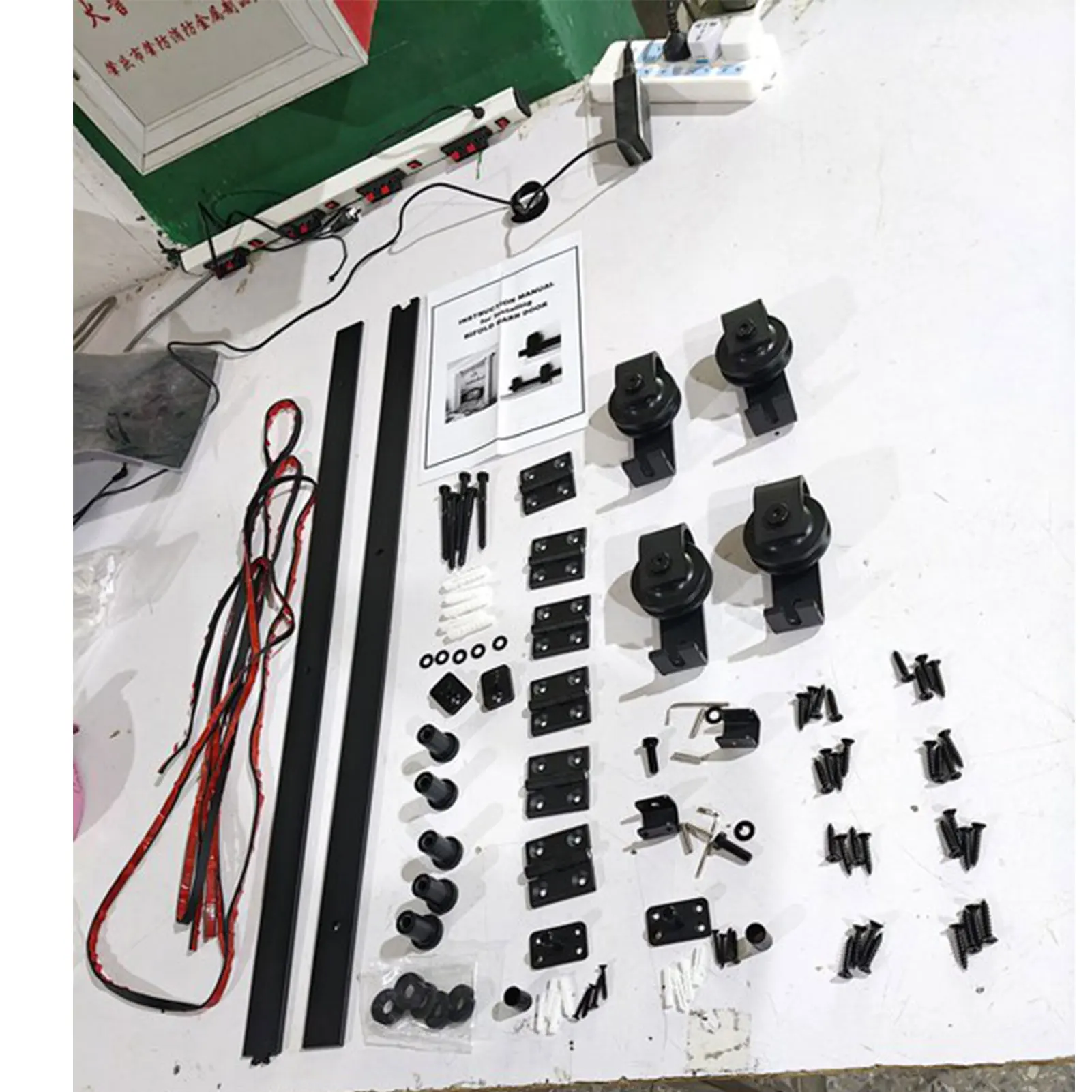 70 Zoll T-förmiges Scheunentor-Hardware-Set, Schwerlast-Schiebetür-Schienensystem mit schwarzen Rollen, Leise und Sanft für Wohnzimmer und Zuhause – Detail 4