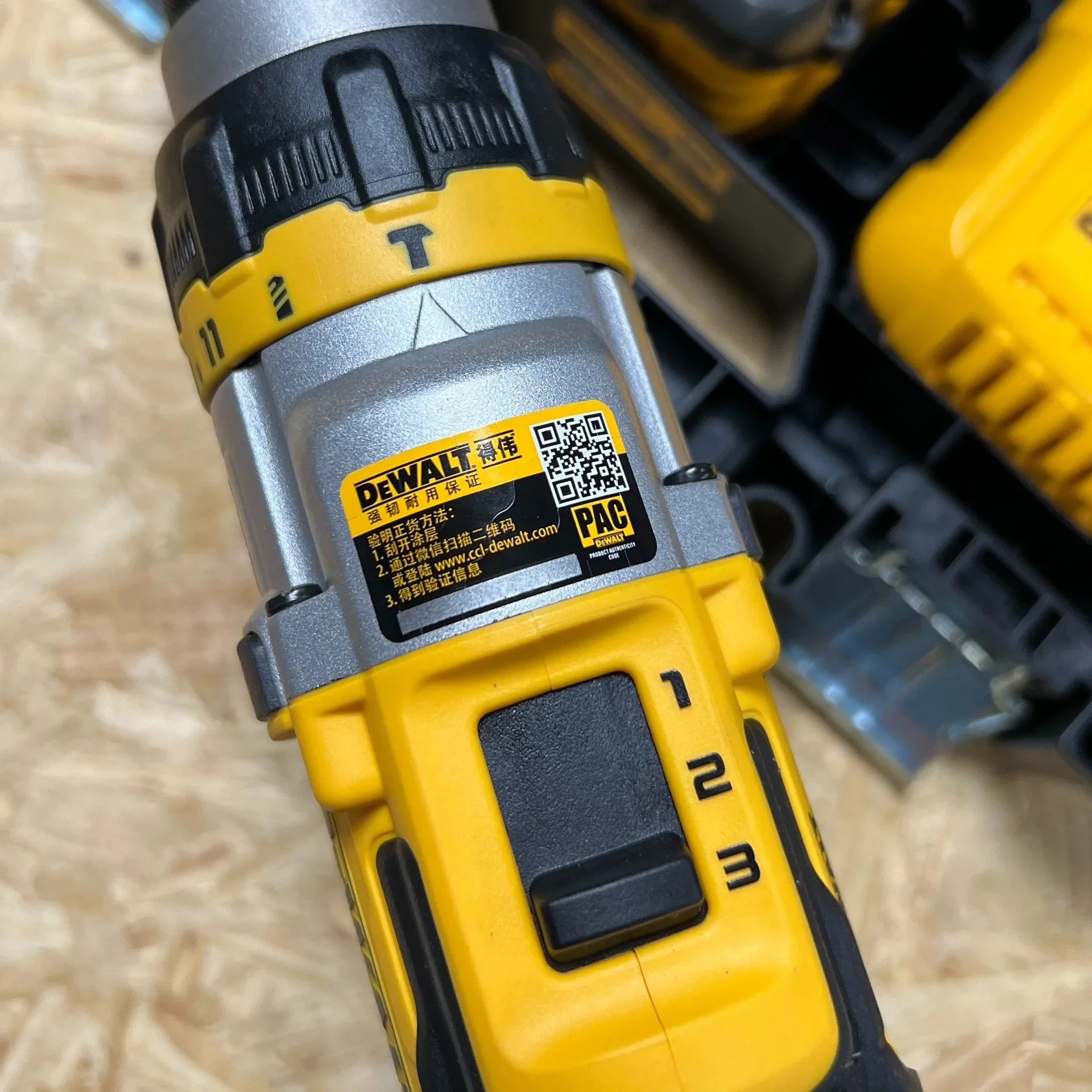 DeWalt DCD999B 20V MAX 1/2 inch Brushless Hammer Drill with FLEXVOLT ADVANTAGE Set 9.0AH