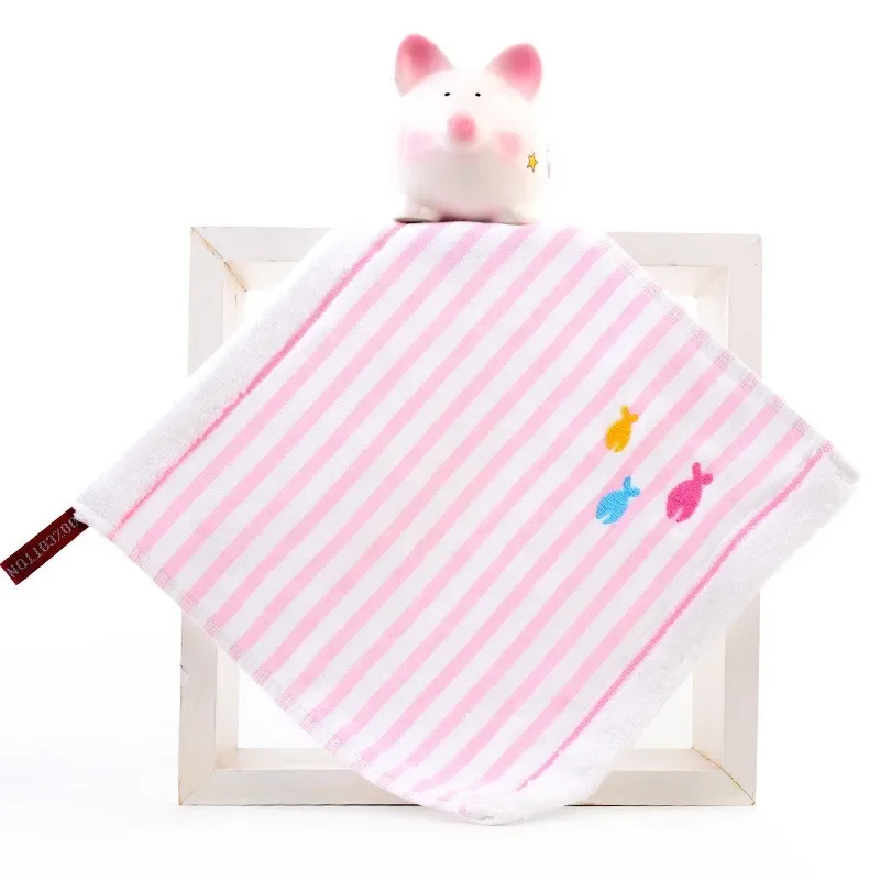 1 قطعة 25x25 سنتيمتر القطن مخطط الكرتون الأسماك التطريز شنقا حبل الطفل الوجه منشفة المحمولة ماصة لينة