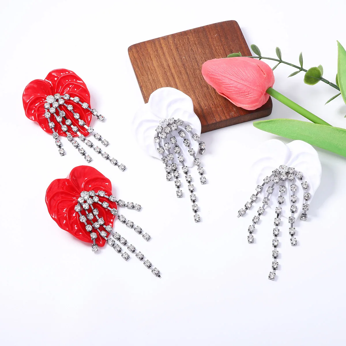 Metallrote, herzförmige, glänzende Kristall-Quasten-Ohrringe für Damen, Statement-Schmuck, Geschenke für Feiertage und Partys – Detail 4