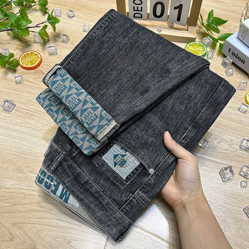 2025 الرجال الصيف طباعة عادية رقيقة مستقيم الساق الجينز مرونة الخصر فضفاضة تناسب الأسود الدنيم السراويل الشباب العصرية سراويل طويلة