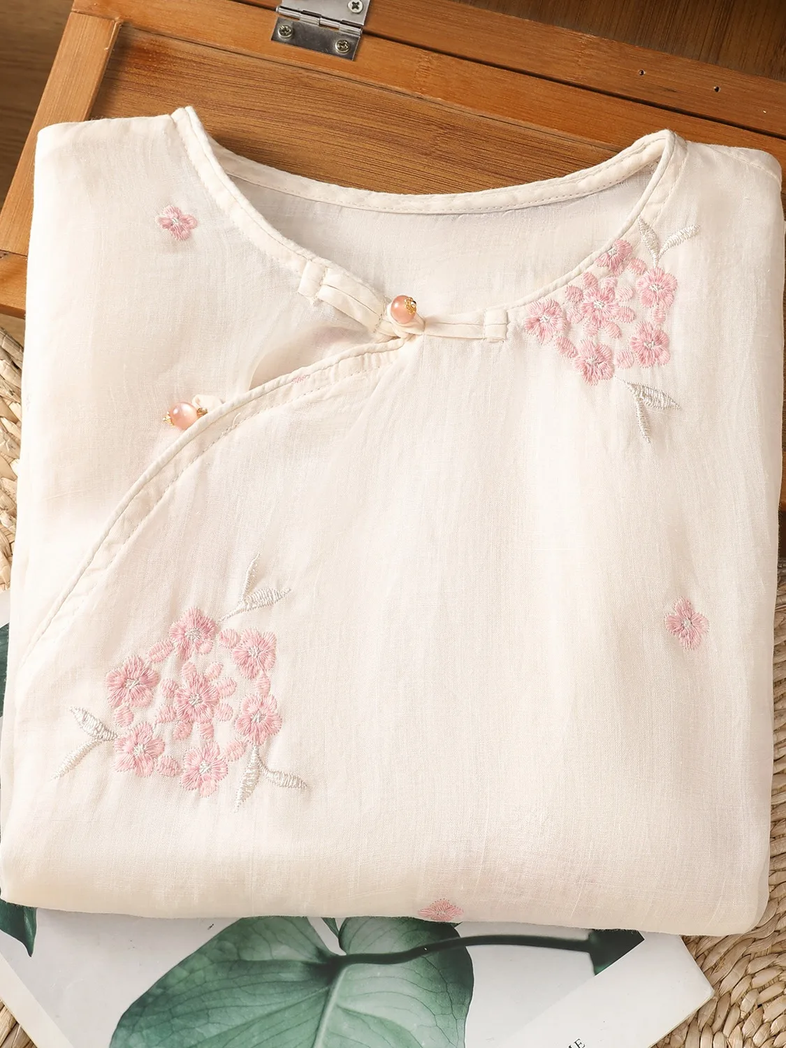 ピンクの刺繍入りコットンリネンイートップ、中国風スリーブ、ラウンドネック、伝統的なボタン、アシンメトリー、ニューミディアムサイズ