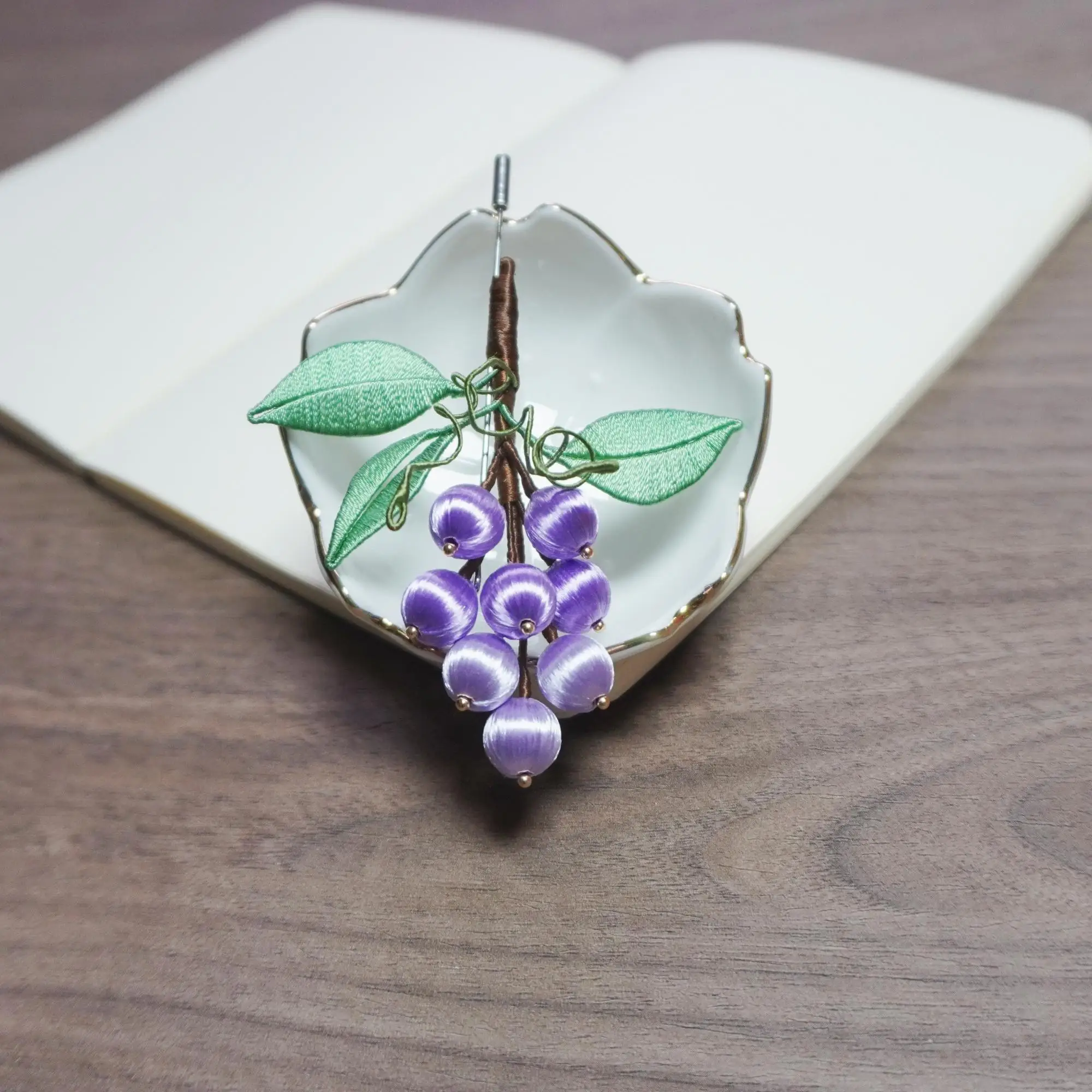 Chinese Traditional Hanfu Handmade Wrapped Flower Brooch Grape Rice Ear Wheat Ear Pea Pod Decor Brooch For Women Shirt Blazer