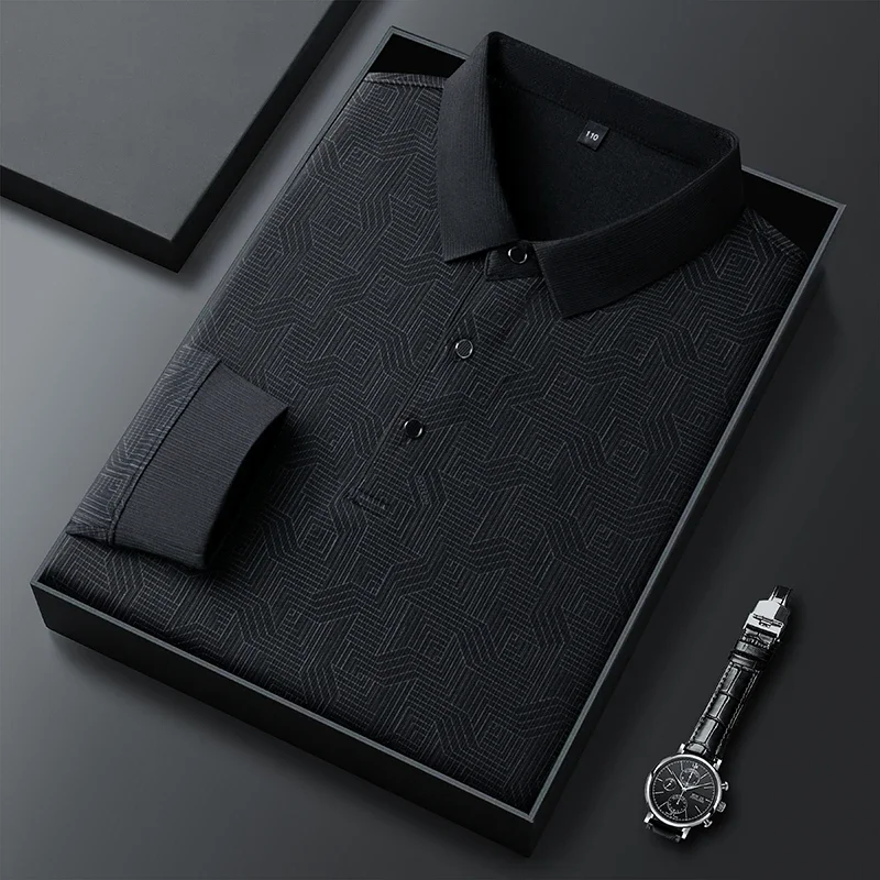 قميص بولو رجال الأعمال الجديد بأكمام طويلة مع شارة بلون سادة، قميص بولو عصري مريح ومتعدد الاستخدامات
