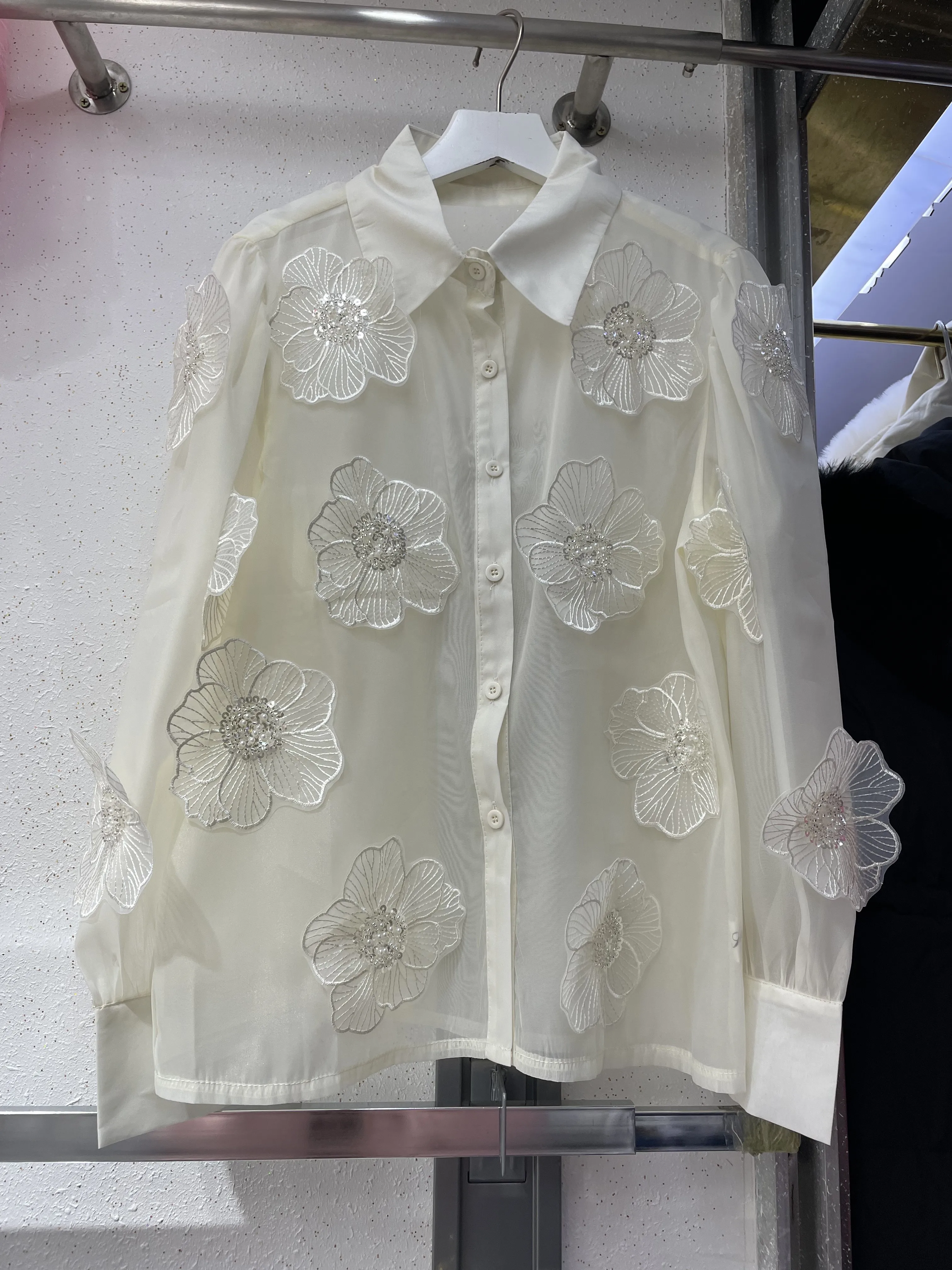 Blusa de manga larga con apliques de pétalos de lentejuelas para mujer, camisa de malla blanca y Beige, Tops transparentes sexys, primavera y