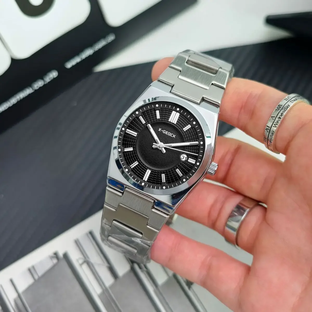Reloj de cuarzo para hombre, con caja de acero inoxidable, resistente al agua, con esfera luminiscente, indicador de fecha, diseño analógico, ideal para el ámbito laboral y el uso diario, un accesorio de moda.