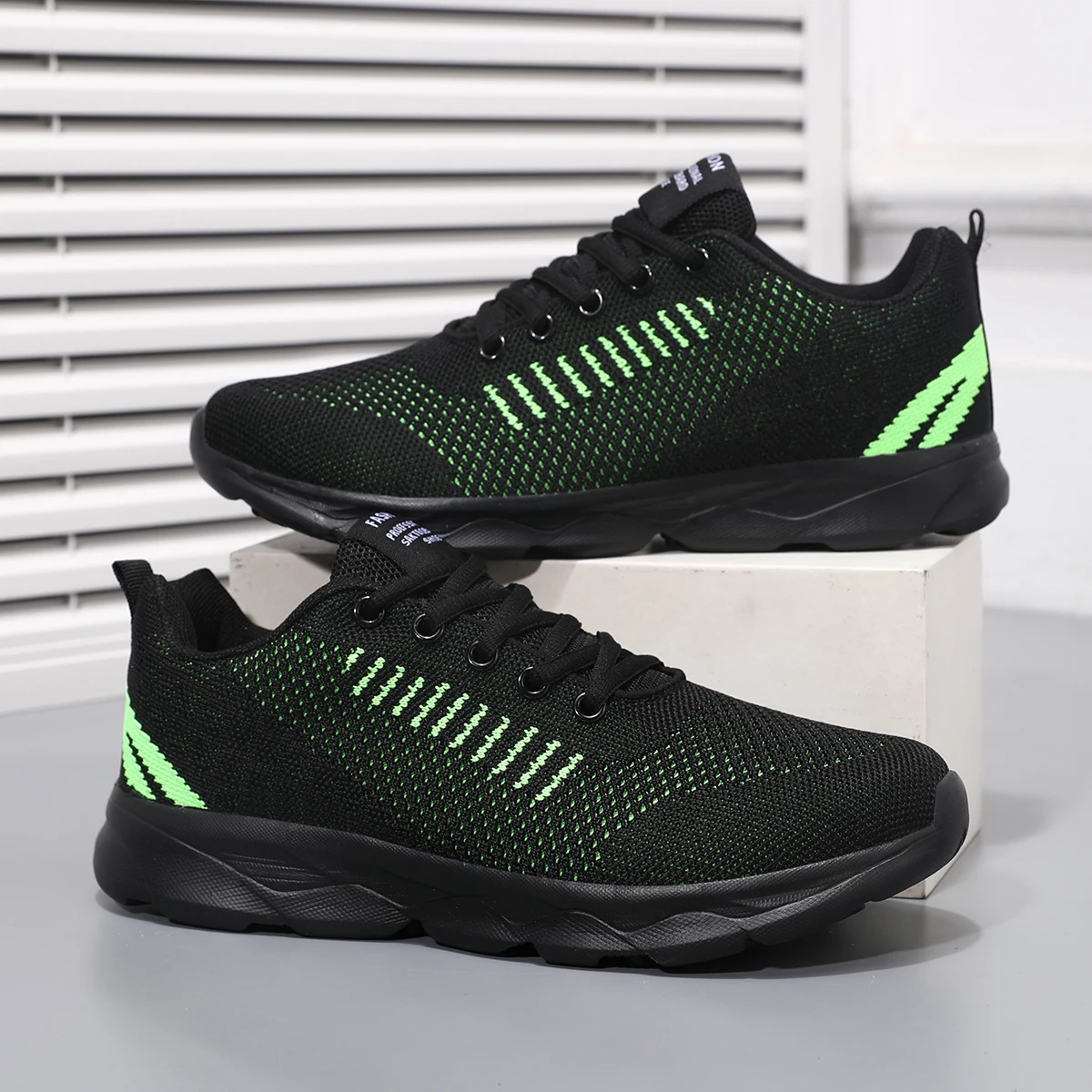 Unisex Couple Running Shoes Breathable Mesh Lightweight Non-slip Casual Sports Sneakers for Men Women view 2