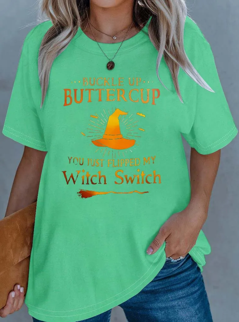 Elegante outfit in grote maten met heksenschakelaarslogan en heksenelementen