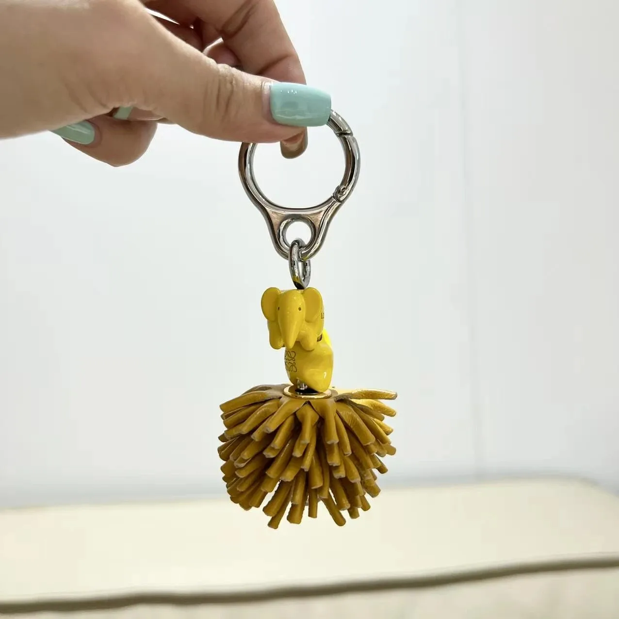 سلسلة مفاتيح على شكل فيل حيواني لطيف من الجلد الفاخر يمكنك صنعها بنفسك، مثالية لحقائب كروس ومفاتيح وديكور السيارة