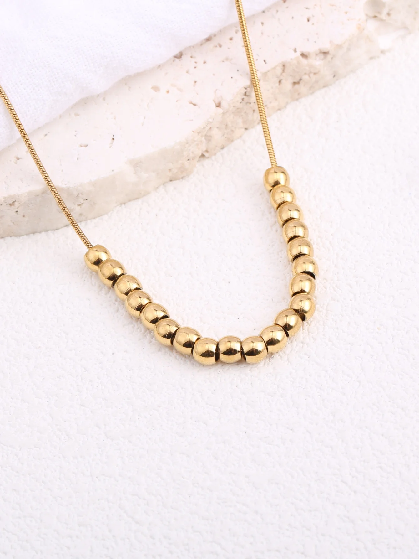 1 Piece of Stainless Steel 18K Gold-Plated Smooth Small Round Bead Snake Bone Necklace, Curved Bead Titanium Steel Collarbone Chain, Suitable for Women's Minimalist Ins-Style Outfits, Pairing with Low-Neck Tops in Spring and Summer, Versatile Basic Neck Accessory, a Gentle and Thoughtful Gift, Can Be Worn Alone or Layered for Multiple Occasions