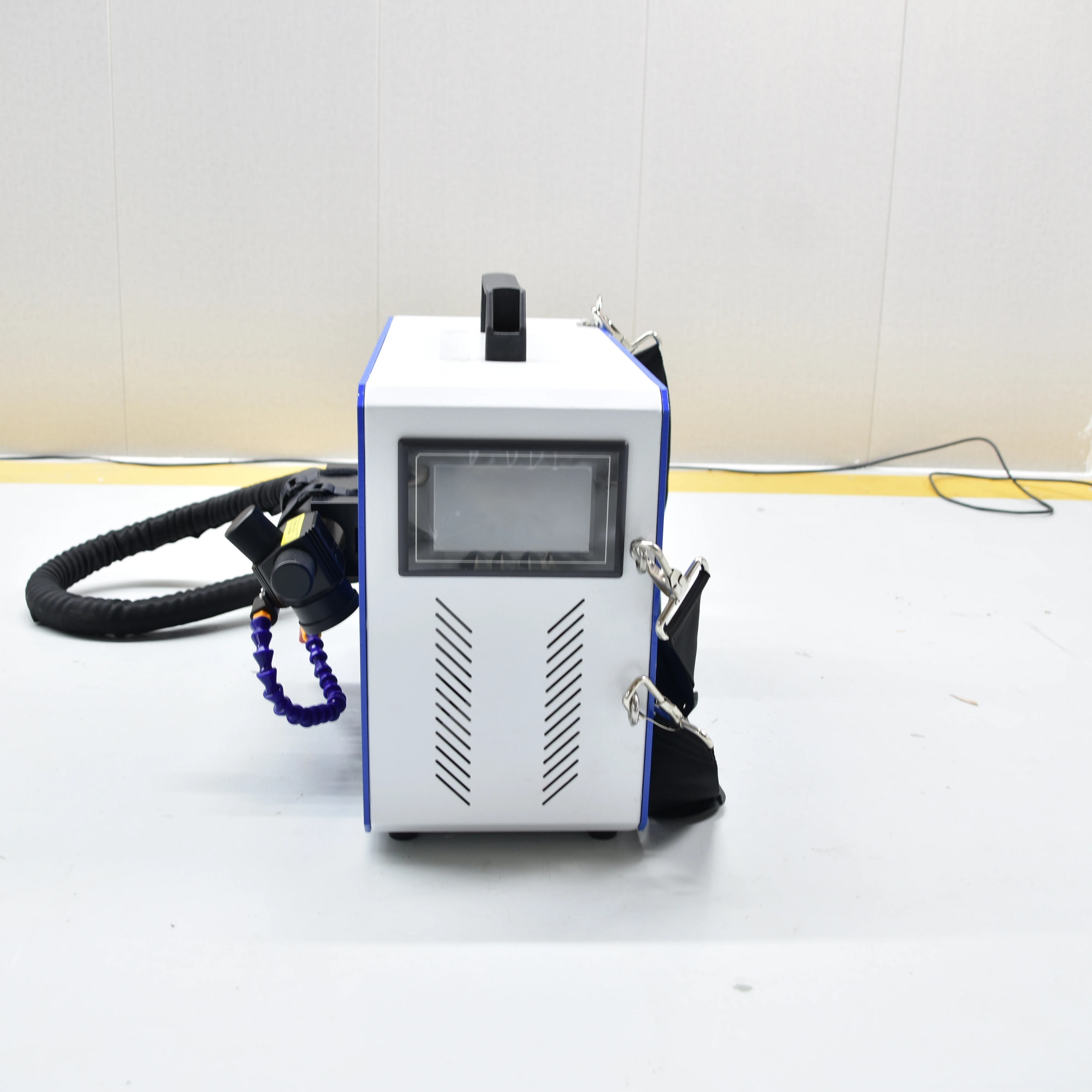 Compact Backpack Type Pulse Laser Rust Removal Machine 200W 300W, High Precision Laser Cleaner For Weld Spot And Grease Cleaning