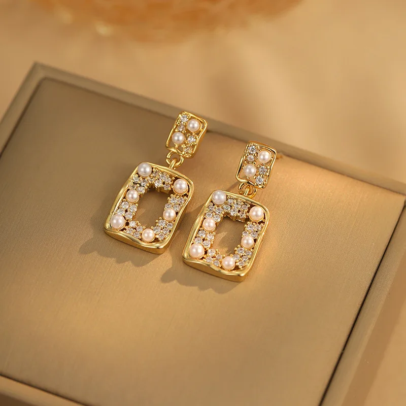 

New fashionable silver stud earrings with fine inlay of exquisite small vintage-style pearl square-shaped women's earrings
