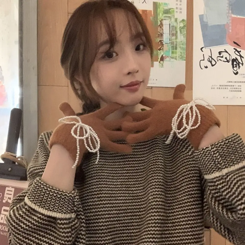 قفازات نسائية محبوكة بفيونكة لؤلؤ ، أحادية اللون ، سميكة ، دافئة ، إصبع كامل ، مقاومة للرياح ، ناعمة ، شاشة تعمل باللمس ، الشتاء ، الموضة