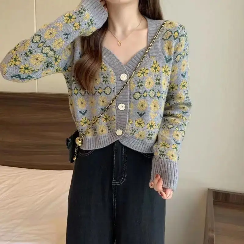 Vintage floral short knitted cardigan women autumn 2023  sweater jacket design sense long sleeve v neck cardigan sweater female