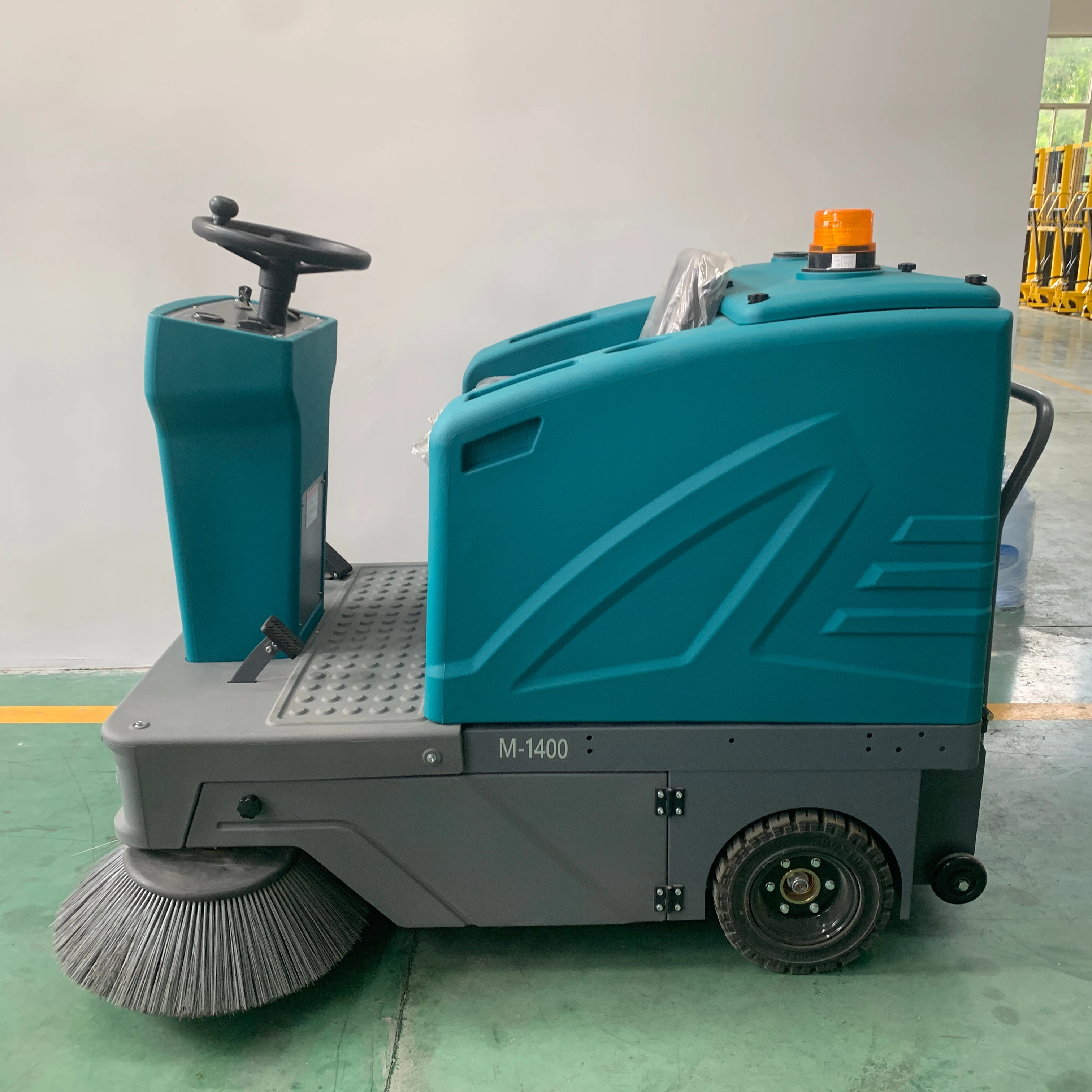 M1400 High Efficiency Ride On Floor Cleaning Street Sweeper Machine