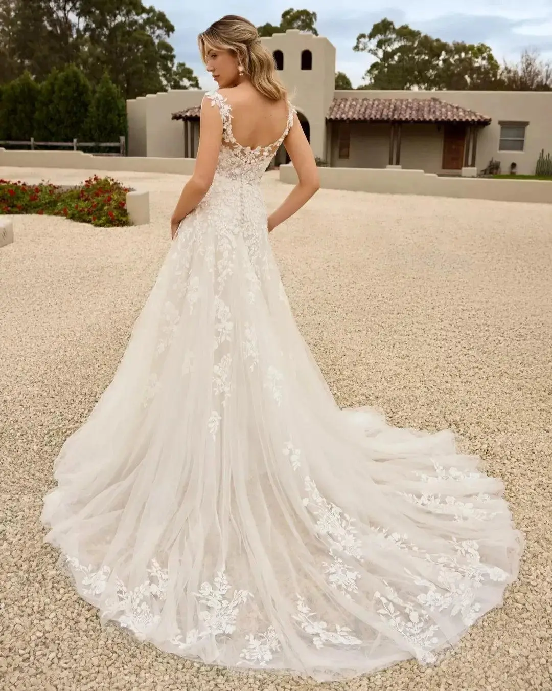 Customized A Line Wedding Dresses Appliques Straps Court Train Bridal Gowns Formal Occasion robe mariage