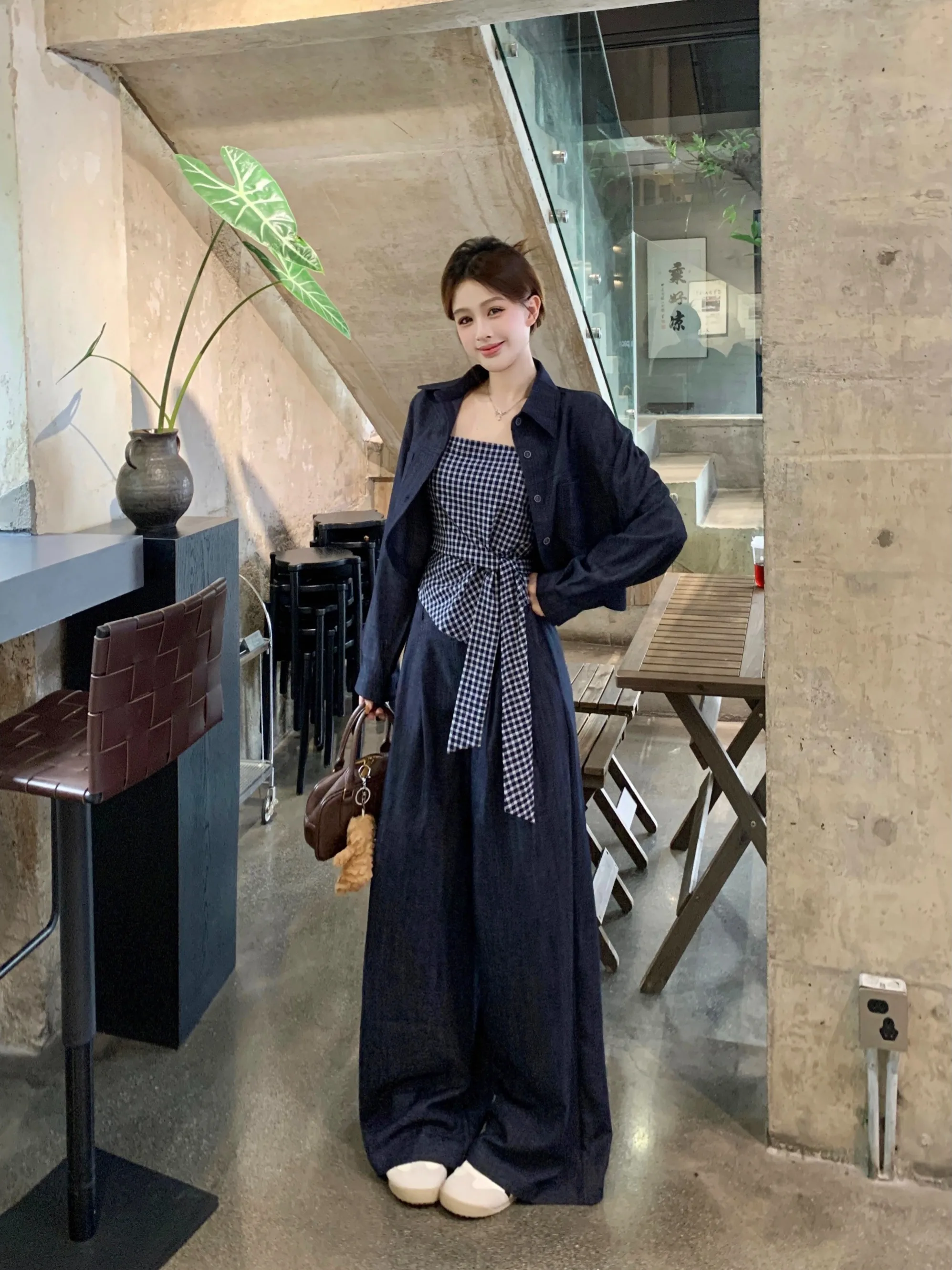 

Комплект из денима в винтажном стиле больших размеров: женский осенний топ в клетку на бретелях, повседневные брюки в корейском стиле, комплект из трех предметов, удлиненный, визуально стройнящий, в расслабленном стиле.