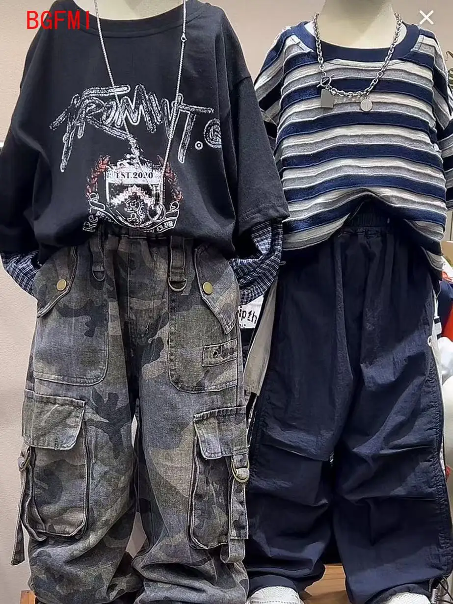 

Хлопковый комплект для мальчиков, весна/осень 2026, новый корейский лоскутный свитшот с буквами + камуфляжные штаны-карго, универсальный комплект из двух предметов, От 3 до 12 лет