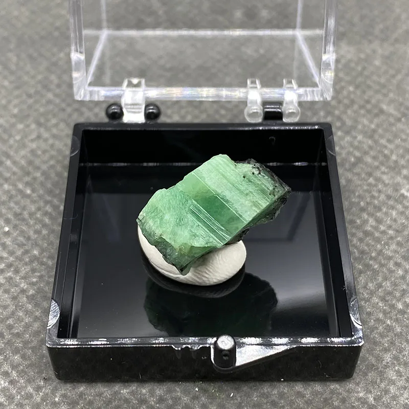 100% Natural green emerald mineral gem-grade crystal specimens stones and crystals quartz crystals +Box 3.5cm