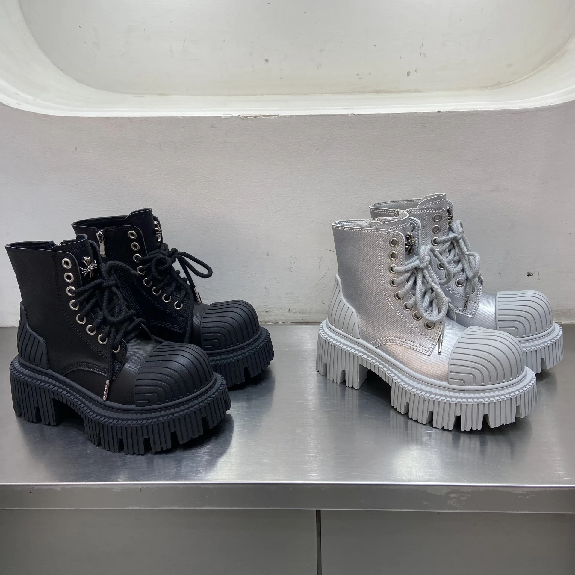 

2025 New Ladies Black Punk Platform Motorcycle Boots High Quality Ladies Cruciform Gear Platform Personality Trend Booties