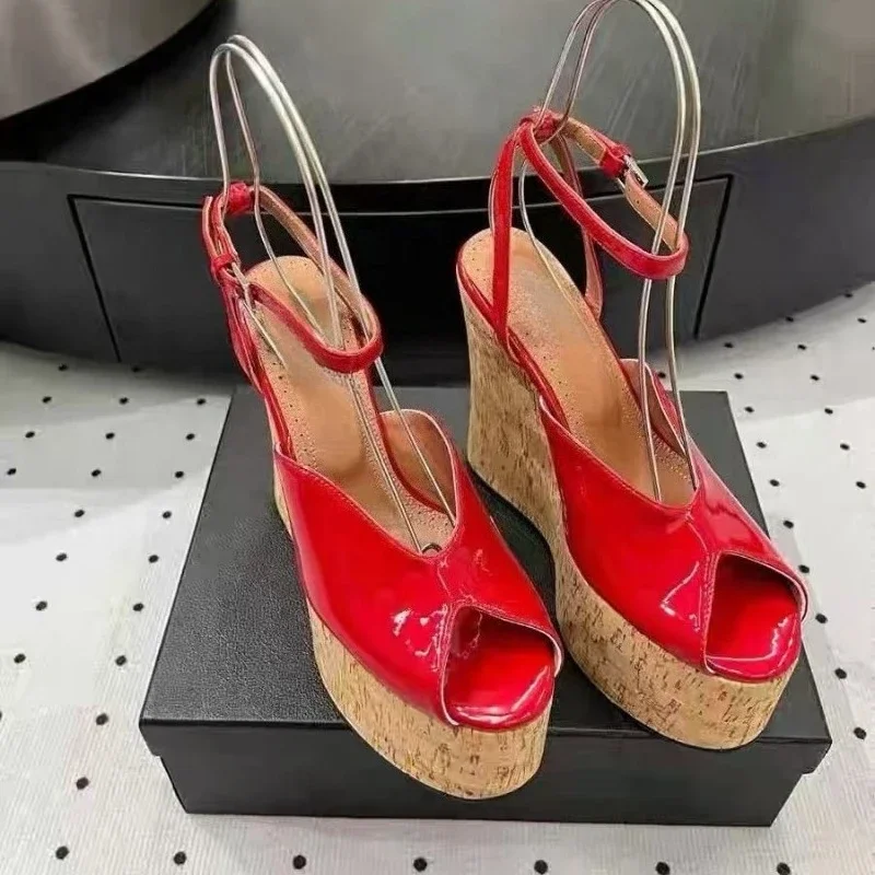 

Женские летние сандалии на наклонном каблуке с толстой подошвой и ремешком на одной пуговице, европейские и американские модные красные свадебные туфли