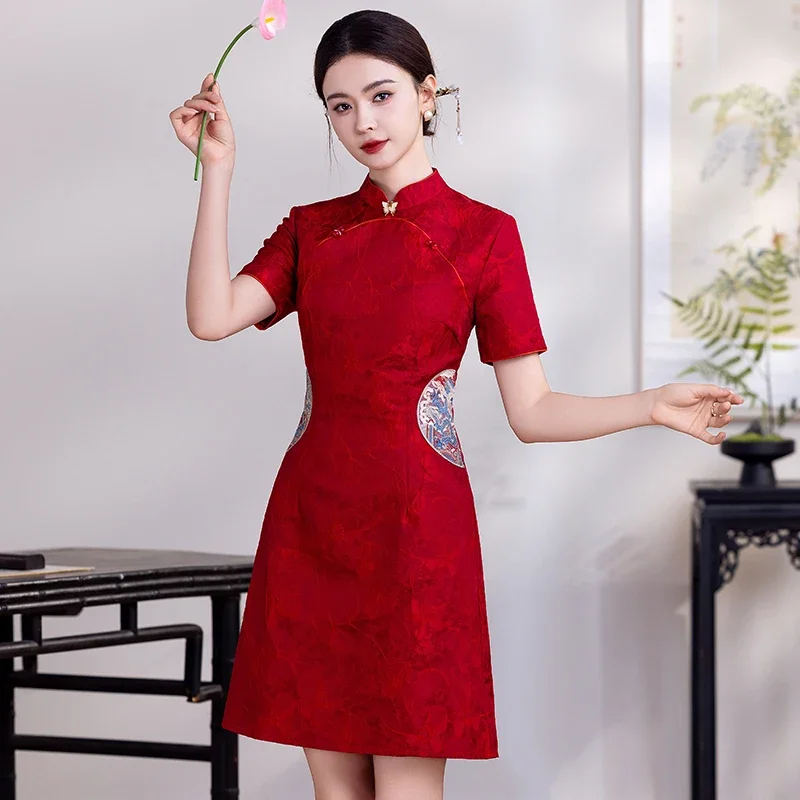 فستان مأدبة شرقية أنيق على الطراز الصيني ثوب نسائي أحمر حديث شيونغسام 2025 احتفال مطرز تشيباو بقصة ضيقة