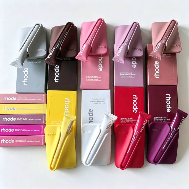 Image of Brand Makeup Limited Edition Lipgloss in den Farben Gray Raspberry, Pretzel und Sweet Pea, magnetischer Lippenhalter, geeignet für MagSafe-Handyhüllen.