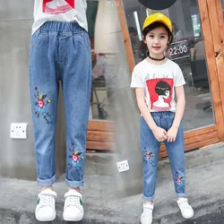 2024 New Autumn Kids Flower Jeans ragazze pantaloni floreali ricamati coreani pantaloni blu Denim per bambini