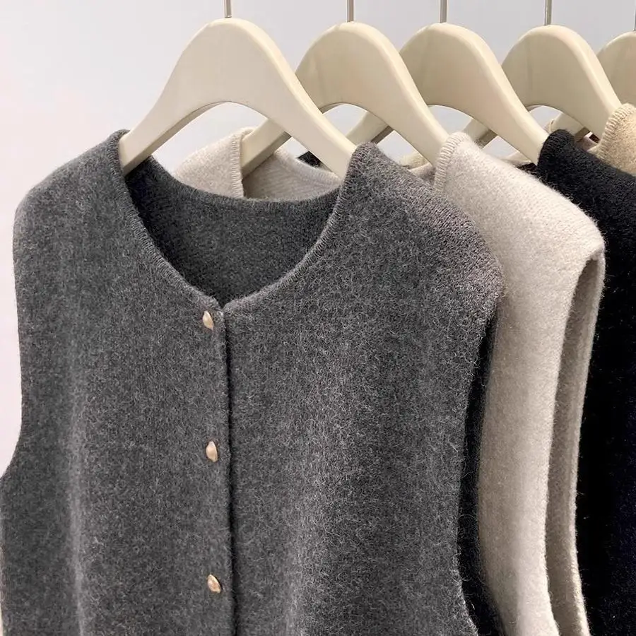 

2025 New Women‘s Sleeveless Knit Cardigan Vest Basic Layering Piece Korean Minimalist Style Office Casual Chic Top