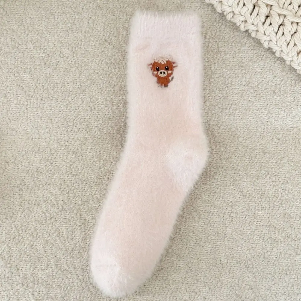 5 pares de calcetines mullidos de invierno con bordado de vaca, calcetines gruesos y cálidos de ganado de dibujos animados de tubo medio, calcetines de suelo de felpa dulce para mujer