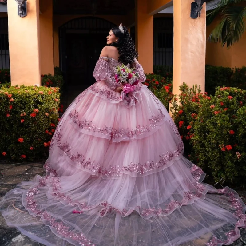 Блестящее розовое платье Quinceanera с открытыми плечами по индивидуальному заказу, аппликация с блестками, хрустальный цветок, многослойное платье с бантом, платья de 15, Quinceanera