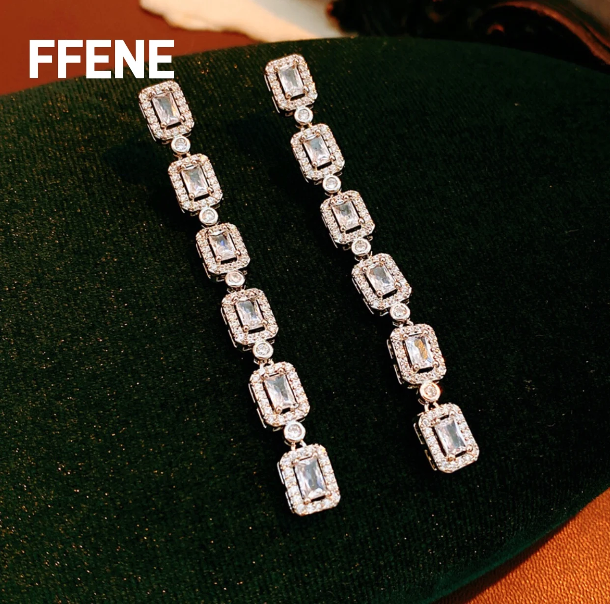 

[Classic] Super shiny silver needle square zircon earring design, versatile earring, luxurious and high-end feeling, elegant