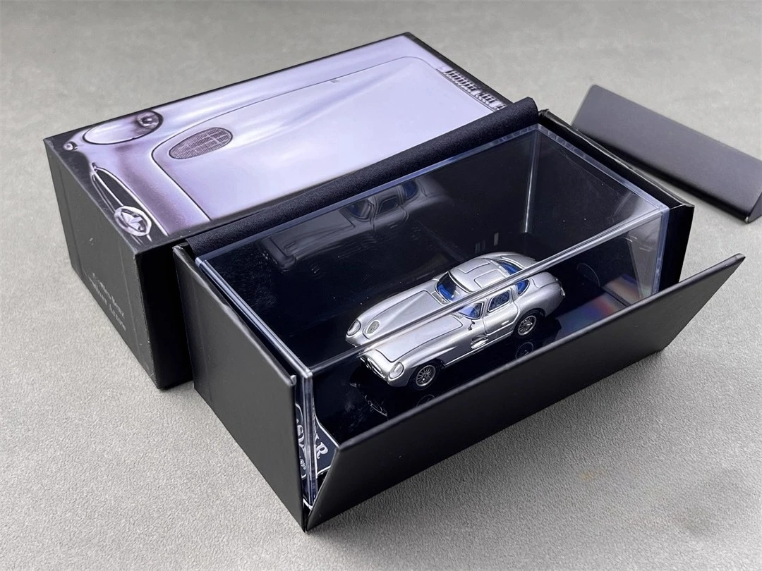 **Vorbestellung** YS 1:64 SL-Klasse Mk1 300 SLR 1955 Uhlenhaut Coupé Silber mit blauem Interieur Druckguss-Modellauto