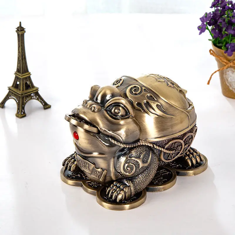 

Retro Metal Car Ashtray with Bronze Relief Design Luxury Creative Automotive Interior Decor