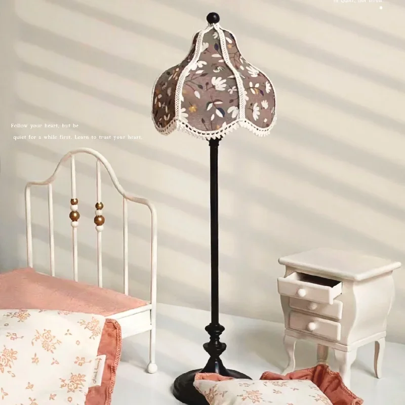 1/6 Poppenhuis Model Meubels Accessoires Metalen Retro Vloerlamp Bjd Ob11 Gsc Blyth Soldaat Lol Miniaturen Scène Props Decor