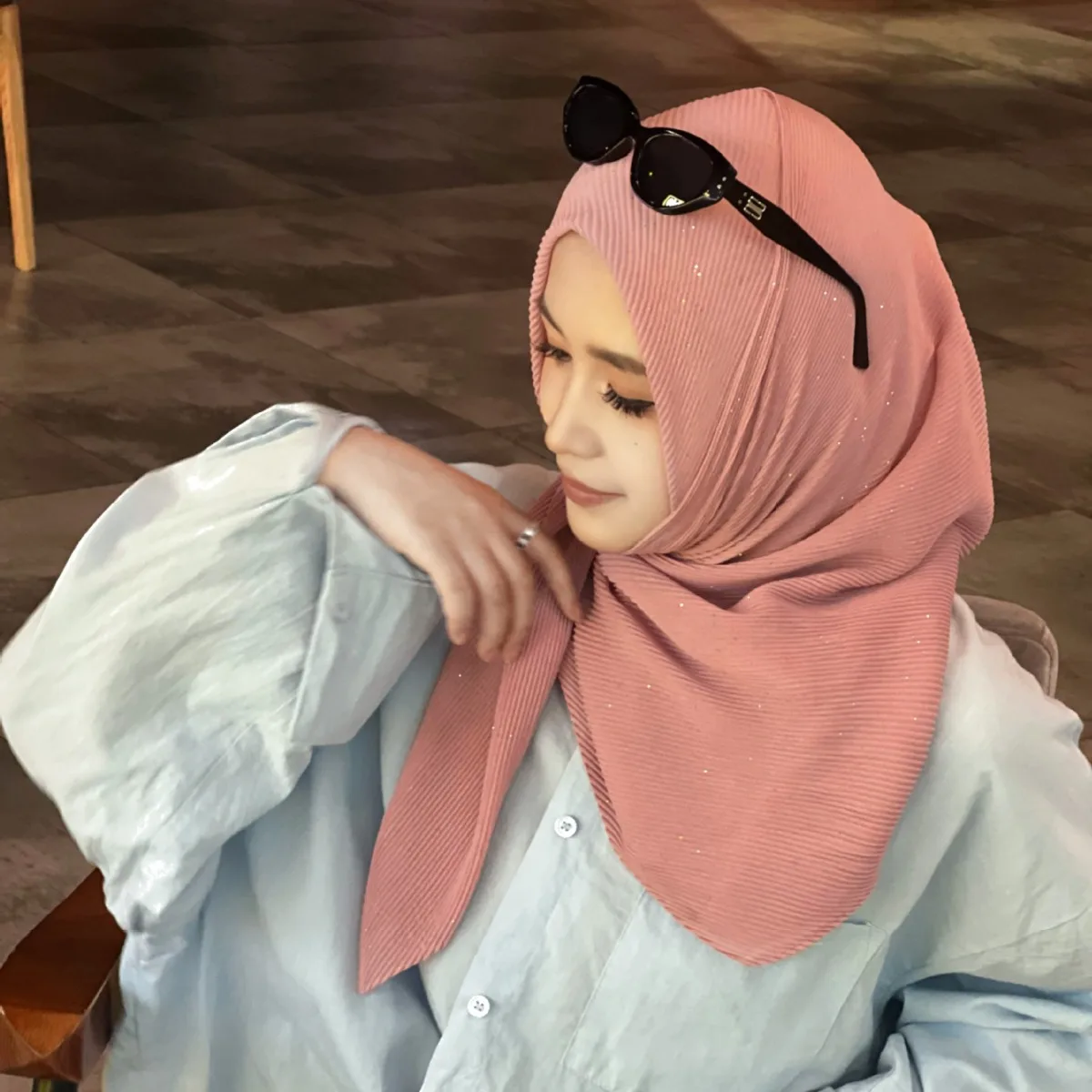 สแควร์ Crinkle ชีฟอง Hijab สําหรับผู้หญิงมุสลิม Crepe Shawl Wrap ริ้วรอยยาว Turban อิสลาม Headband Headscarf สีทึบ 90*90 ซม.