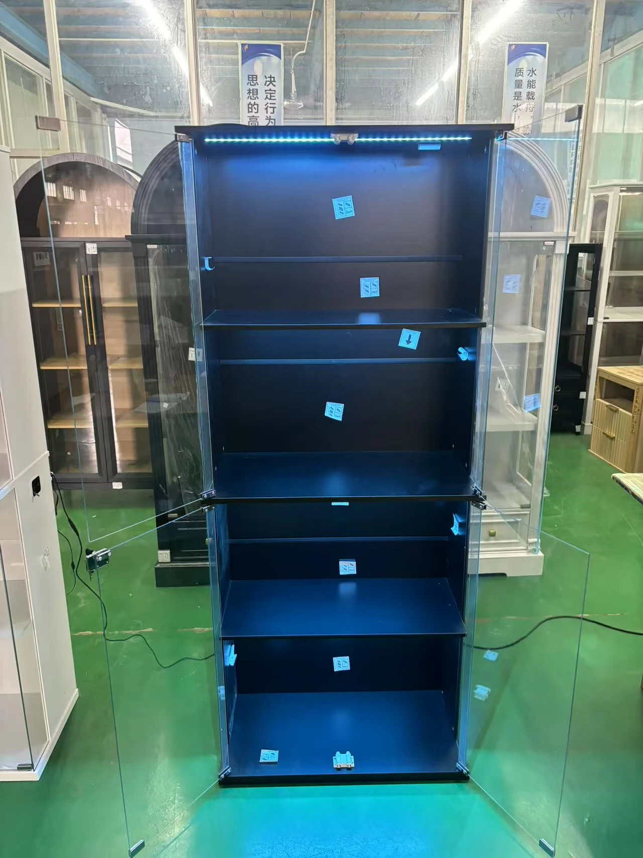 خزانة عرض JDPAG بأبواب زجاجية، خزانة تحف 66 بوصة مع رف قابل للتعديل وقابل للقفل، خزانة كتب من 4 طبقات مع 3 أضواء ملونة #3