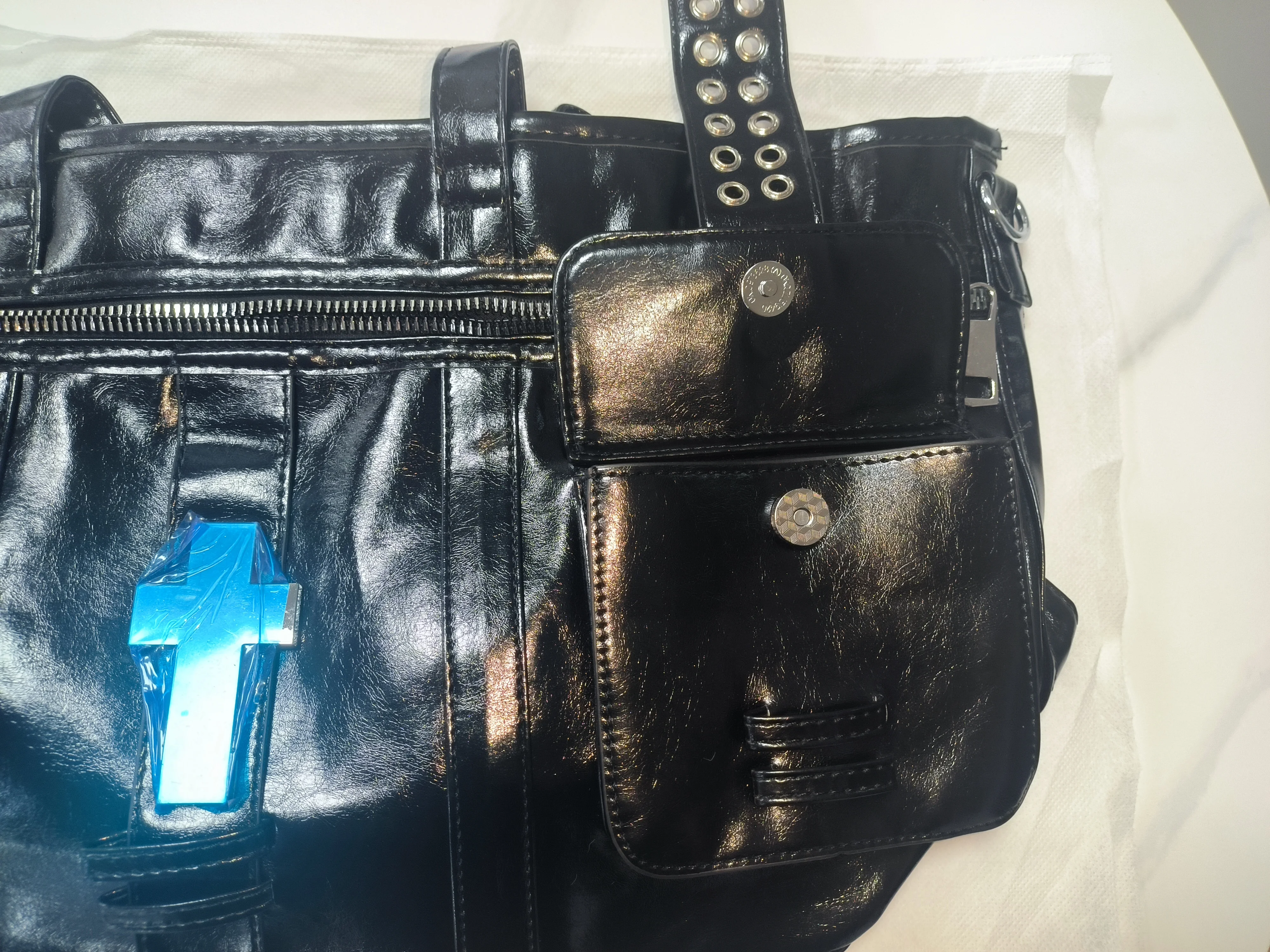 Vintage Distressed Tote Bag mit Kreuznieten, Große Unisex Umhängetasche, Reißverschluss-Handtasche aus Cracked PU für Damen – Detail 12