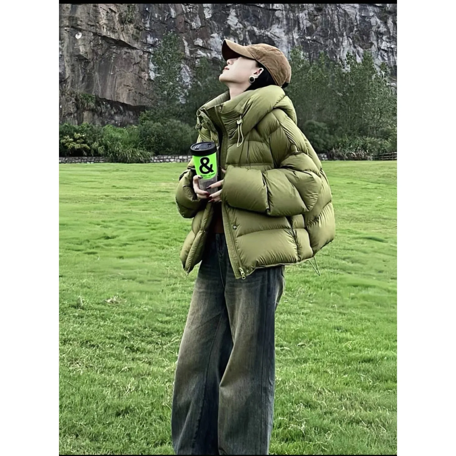 المرأة الجديدة نفخة السلاحف الظهر الأخضر قصيرة أسفل سترة قطن المرأة شتاء 2025 الليمون الأخضر معطف القطن مقنعين معطف الخبز