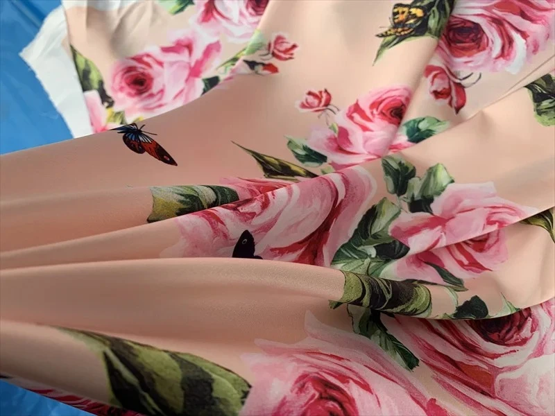 Frühling Sommer Rosen-Schmetterlings-Muster Digitaldruck Stretch-Satin-Stoff Handgefertigtes DIY-Nähmaterial pro Meter – Detail 7