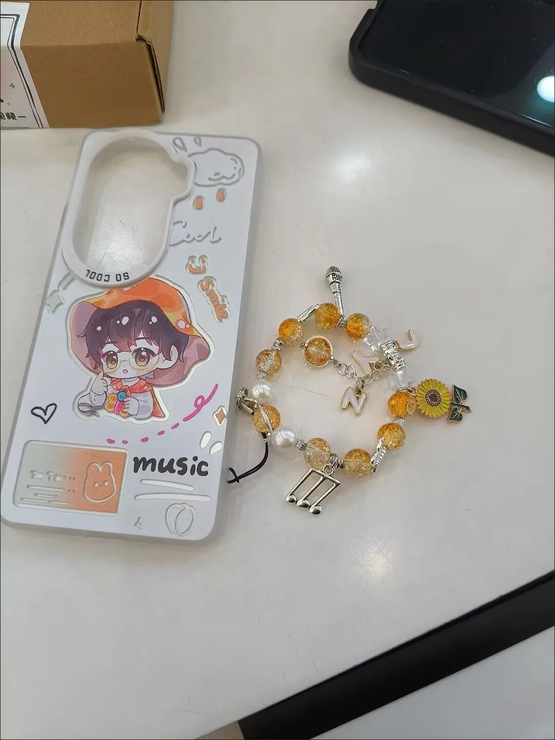 ليو يونينغ يدعم الطلاب بأحرف ملونة وسلاسل هواتف وحقائب وإكسسوارات وسماعات الرأس والكاميرات والحبال المعلقة