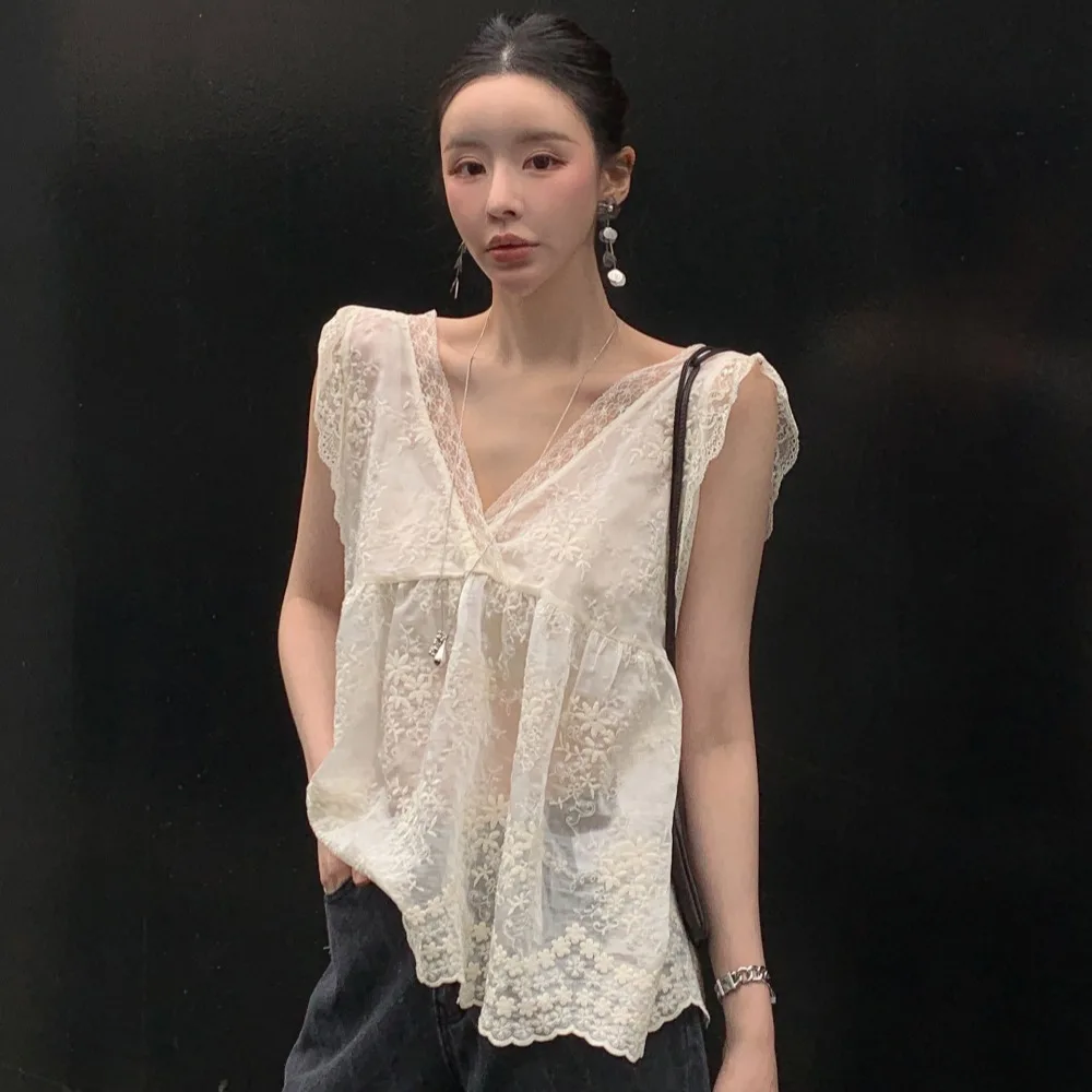 Top de Alças com Decote em V e Detalhes em Renda, Design Atemporal em Mistura de Algodão, Moda Feminina para o Verão, Confort...