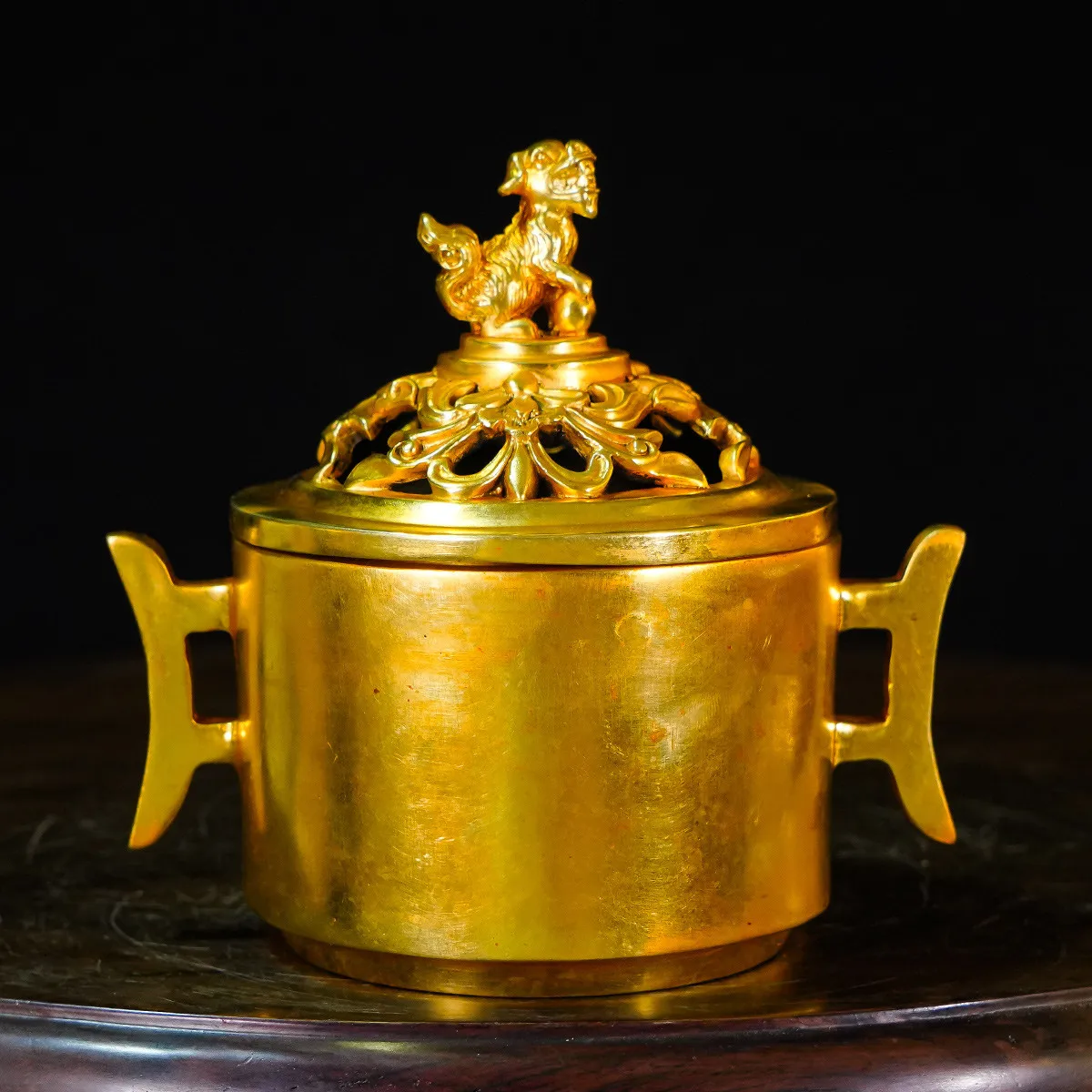 

Pure copper Nepalese craft halberd ear lion cover smoker boutique gilt smoke for incense burner Buddhist hall decoration offerin