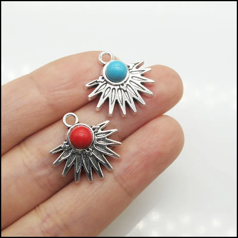 10 Sonnenanhänger, tibetisch versilbert, blauer und roter Stein, 20 mm